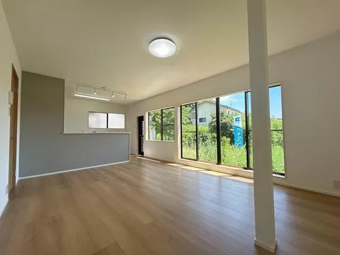 [Open House Held] [Interior and Exterior Renovation Completed] 5m wide road in front.