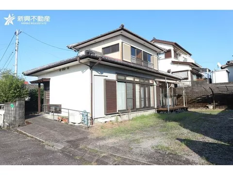 This is a second-hand house in Hongō, Miyazaki City. We recommend renovating it to your liking.