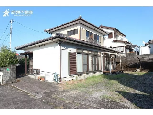 This is a second-hand house in Hongō, Miyazaki City. We recommend renovating it to your liking.