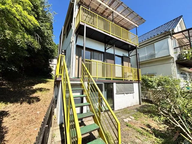 22 minutes by bus to JR Chuo Line "Hachioji Station" and 6 minutes on foot to the bus stop "Shimoinume"
