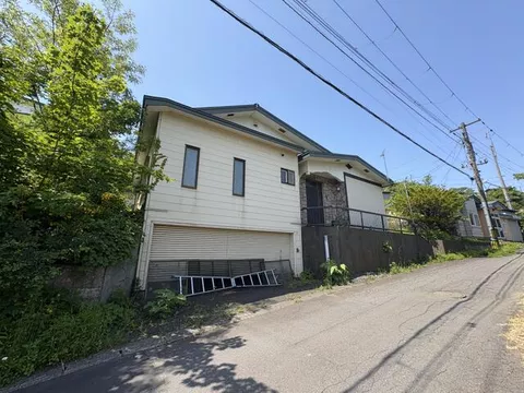 Separate building on the premises (garage, storage)
