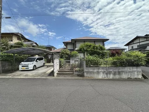 Located in Hirano-dai housing complex, southeast corner with good sunlight.