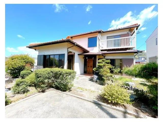 Current sale until April 26 / Parking for 2 cars / Garden space available / 4-minute walk to Ryokuen Elementary School / Next to