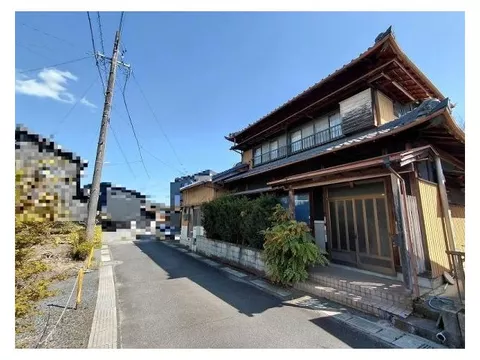 Two south-facing Japanese-style rooms connected, with a veranda for a relaxing experience
