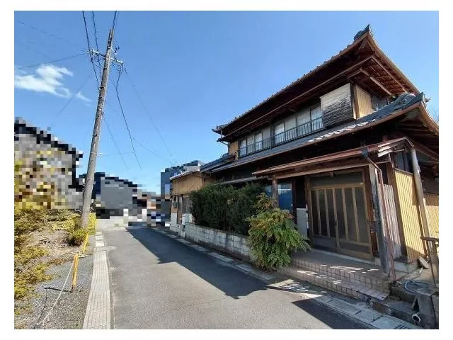 Two south-facing Japanese-style rooms connected, with a veranda for a relaxing experience