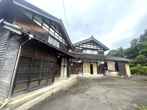A nature-rich environment! Perfect for relocation or a second house ♪ Includes a warehouse, storehouse, and garage!