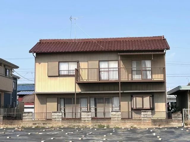 Approximately 55 tsubo of land; 7LDK two-story, also recommended as a base for renovation.