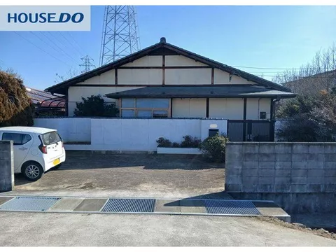 A single-story 4LDK in a quiet residential area with a convenient location close to shopping and the station♪