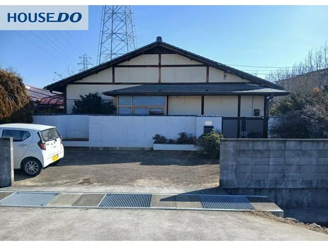A single-story 4LDK in a quiet residential area with a convenient location close to shopping and the station♪