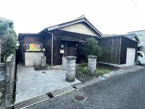 2 parking spaces available on the premises! Quiet residential area♪ Garage with shutter included!