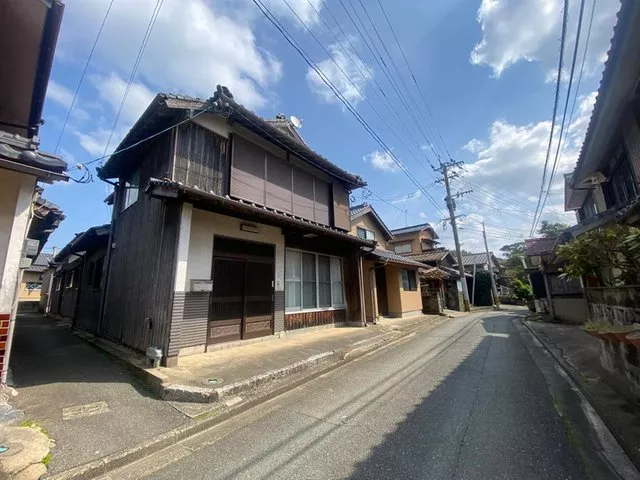 Shima Kishi old folk house (built 96 years ago) is a 2-minute walk to Kishi Fishing Port