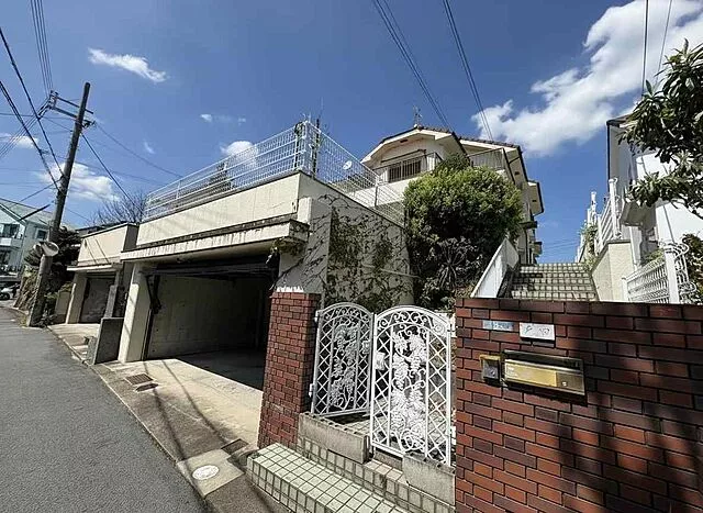 Used single-family home, JR Kansai Main Line Oji Station, 7 minutes by bus, get off at Kasamachi, 6 minutes on foot