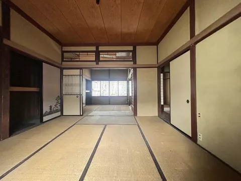 An area where you can feel the cherry blossoms of Kojo Park up close, harmonizing nature and convenience!