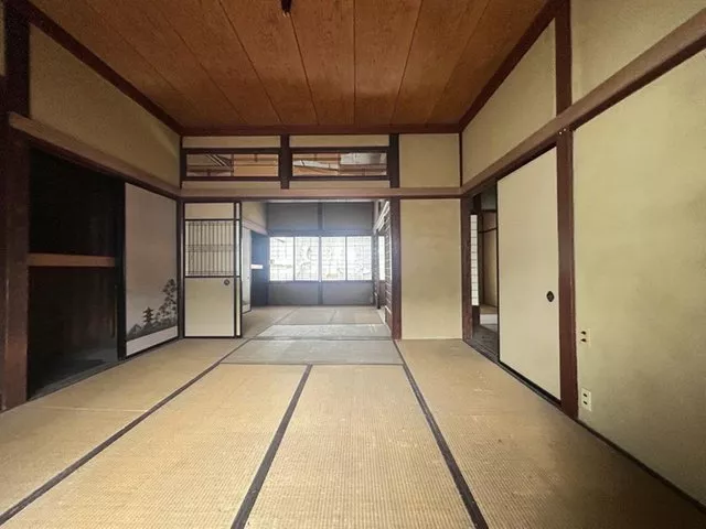 An area where you can feel the cherry blossoms of Kojo Park up close, harmonizing nature and convenience!