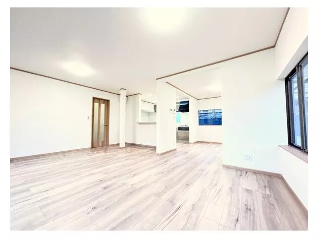 [Open House] [Renovated] South side has garden space with good sunlight. Distance from neighboring property