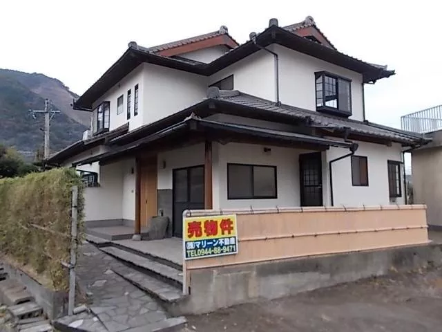 There are many rooms. There is also parking space. Next to the entrance, there is a storage space.