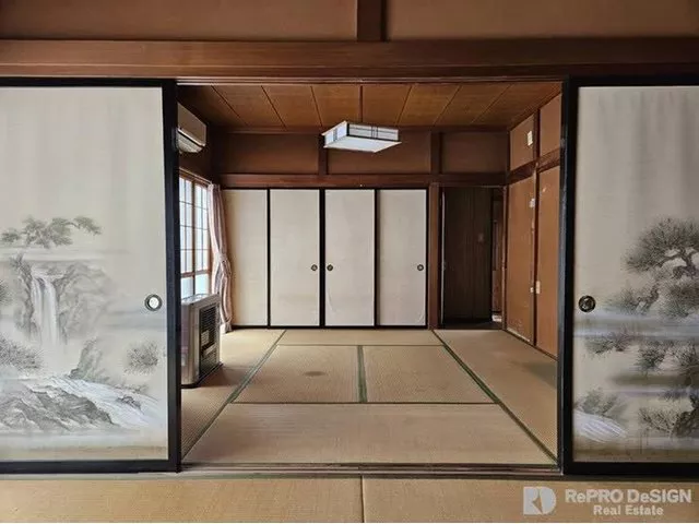 ■ Comes with parking for 3 cars! ■ System kitchen with 3-burner stove and grill!