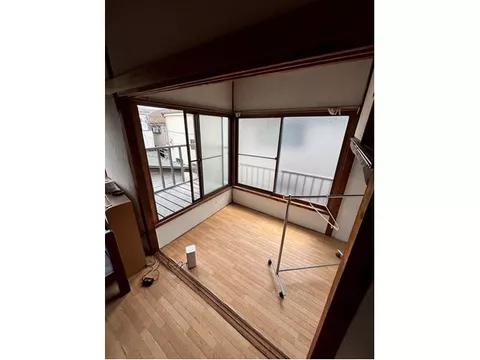 Located in a quiet residential area, a 20-minute walk from Seibu Shinjuku "Higashi-Fushimi Station."