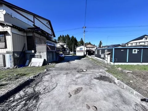 A two-story 10SLDK house on a site of approximately 328 tsubo, with a connected Japanese-style room and a spacious garden for versatile use - Image 3