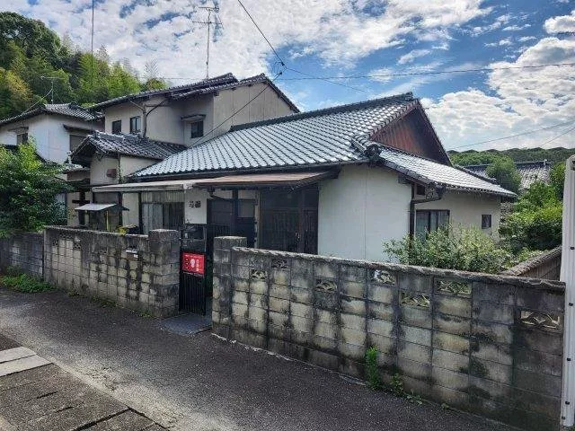 Urushi (Shimokamo Station) 1.8 million yen