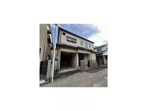 A 3LDK with a built-in parking space is available for a reasonable price of 8 million yen, just a 13-minute walk from the station.