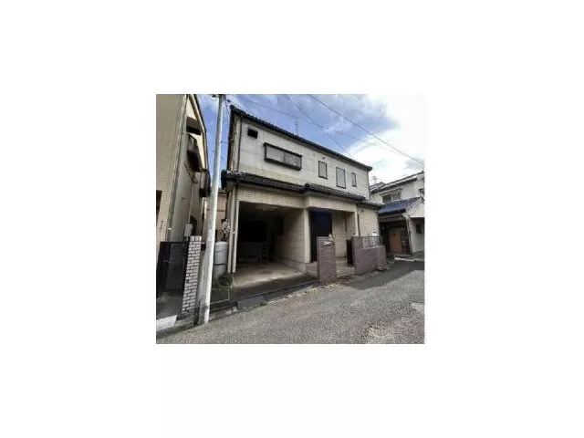 A 3LDK with a built-in parking space is available for a reasonable price of 8 million yen, just a 13-minute walk from the station.