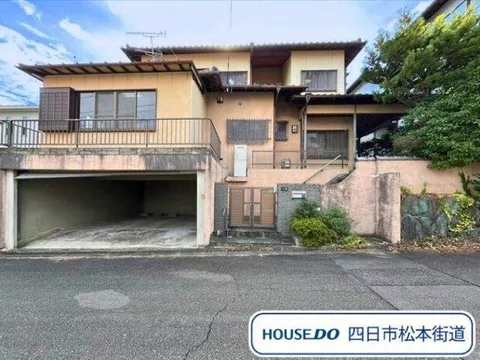 【Within a 5-minute walk to elementary and middle schools! Parking for 2 cars available♪】Spacious 6LDK with an open entrance hall