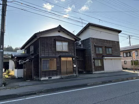 7-minute walk from Nihonkai Hisui Line "Kaji-yashiki" Station