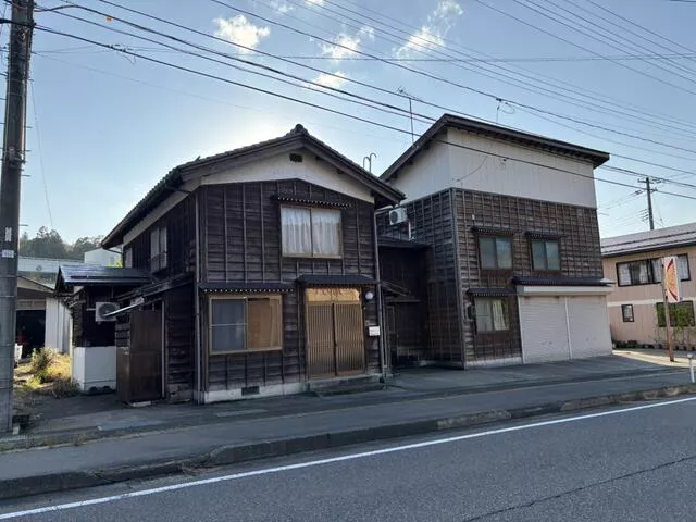7-minute walk from Nihonkai Hisui Line "Kaji-yashiki" Station
