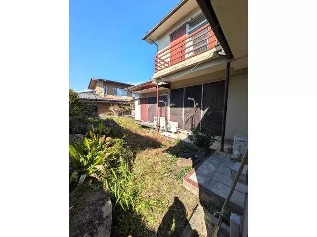 Bright south-facing home! Spacious garden suitable for gardening and home farming.