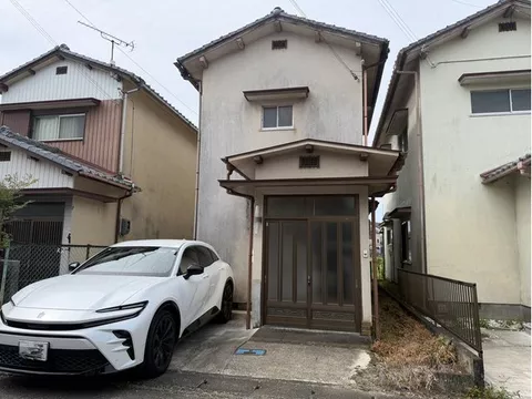 This property is conveniently located about a 3-minute walk to the supermarket and about a 2-minute walk to the convenience store!