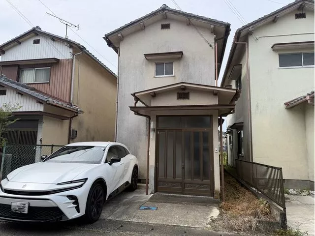 This property is conveniently located about a 3-minute walk to the supermarket and about a 2-minute walk to the convenience store!