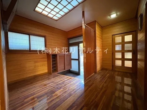 - A residence full of Japanese charm, featuring an open entrance and a spacious wide veranda.