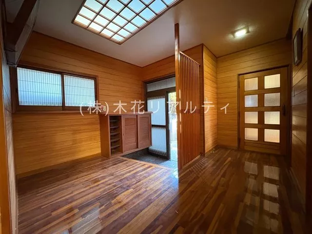 - A residence full of Japanese charm, featuring an open entrance and a spacious wide veranda.