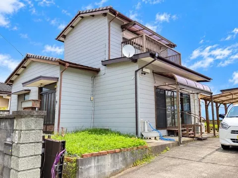 Supermarket, restaurants, and bus stop within walking distance. Drugstore and convenience store available by car.