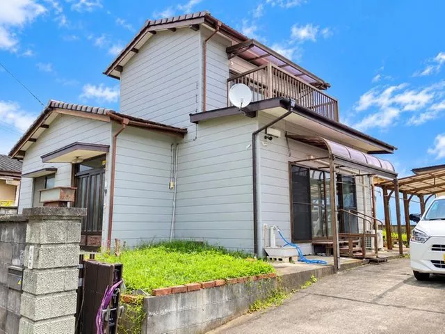 Supermarket, restaurants, and bus stop within walking distance. Drugstore and convenience store available by car.