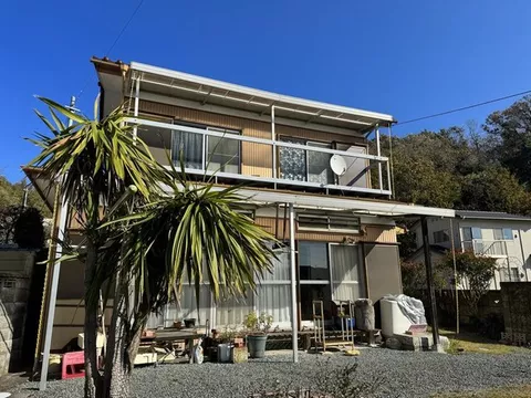 Good sunlight, south-facing garden, located on a hill, storage room, low traffic in the surrounding area