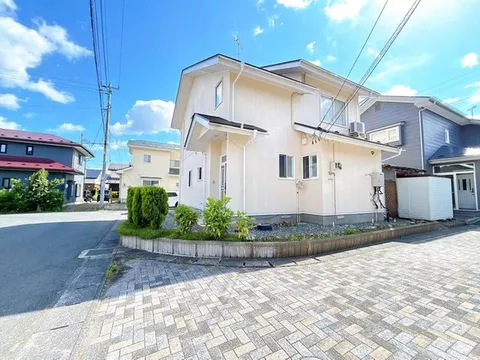 The property is sold by our company, and viewings are available at any time. Please let us know your preferred date.