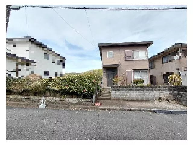 The area around Nishi-Kani Station is well-equipped with supermarkets, convenience stores, post offices, and other living facilities.