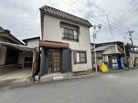 A residence with a spacious living area located in a good living environment, 7 minutes on foot from Yamanashi Station.