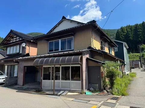 A location rich in greenery. The building is old, but it has charm and is recommended as a store and residence.
