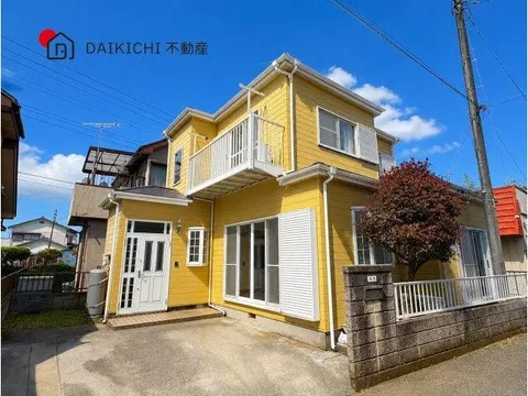 A 3-minute walk to the bus stop, convenient for commuting and outings♪ Parallel parking for 2 cars is possible, making entry and exit easy♪ - Image 1