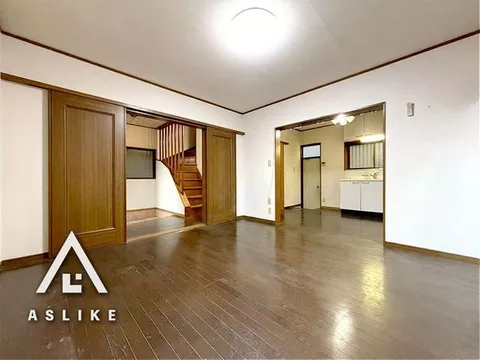 【14 million yen range】 Underground garage with shutter ◆ With garden ◆ 4DK ◆ Southeast facing