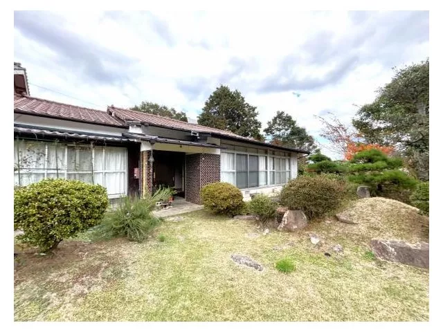 A single-story 4LDK with a land area of 211 tsubo, with a warehouse and garage, facing south with good sunlight.
