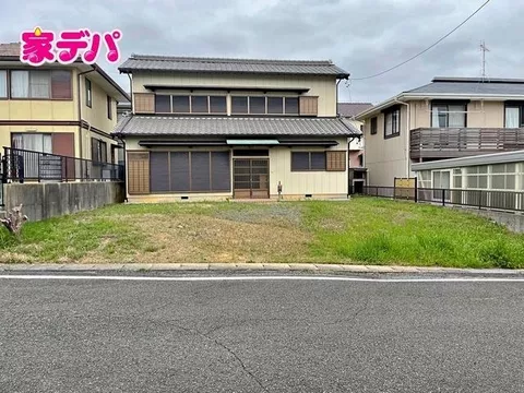 About an 8-minute walk to Rokuren Elementary School, making it safe for your children to commute! Southeast facing with good sunlight.