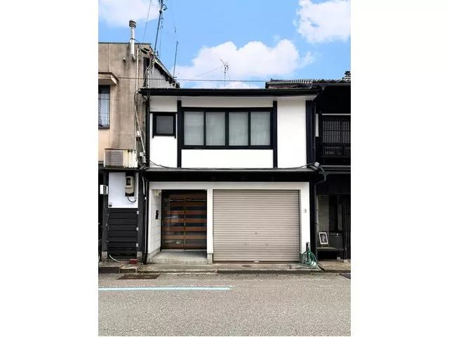 A traditional house standing in the historical and cultural area of Yao Kamishinmachi, known for the Owara Kaze no Bon festival.