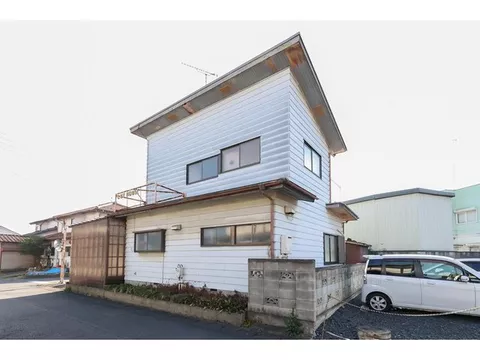 A residence that feels like a beauty salon in a convenient location where you can sense the hustle and bustle of the downtown area.