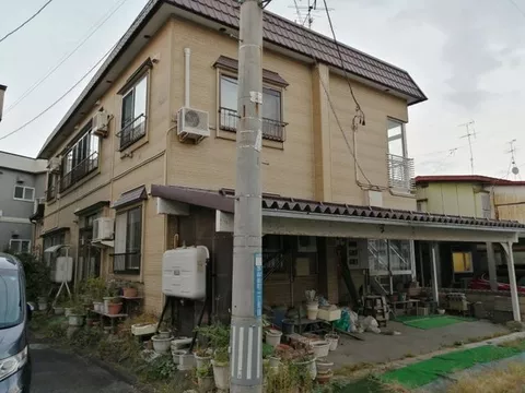 ■ A two-family house renovated in November 2009 ■ Parking for 1 car available
