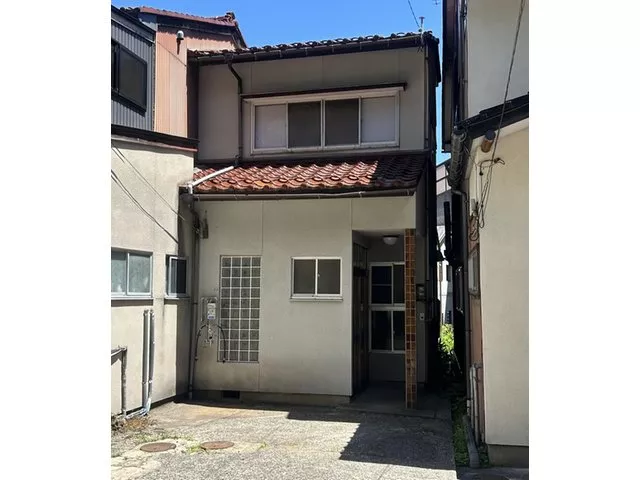 Affordable price!! Within walking distance to New Mikku. The building can still be used.