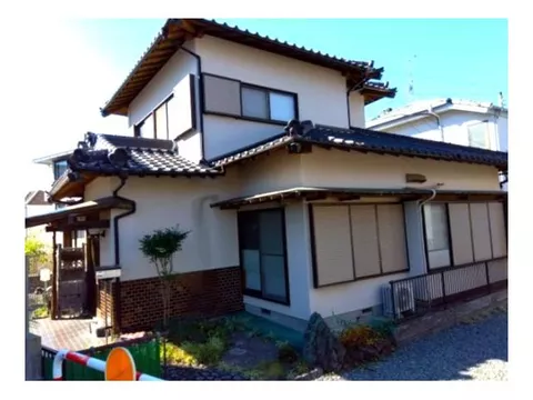 ☆ A purely Japanese-style house. → Features such as transoms and sliding doors are present.